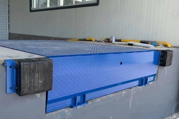 电动液压翻板式装卸货平台 电动液压翻板式装卸货平台